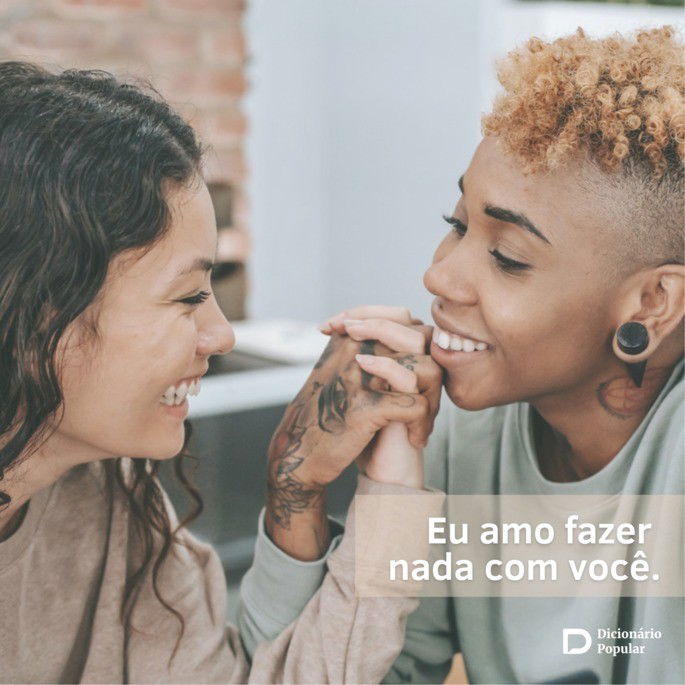 Casal de mulheres se olha e sorri