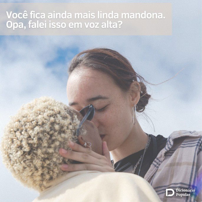 Casal se beija, com uma menina de frente para câmera e a outra de costas