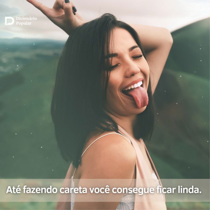 Mulher posa mostrando a língua e fazendo o número dois com as mãos