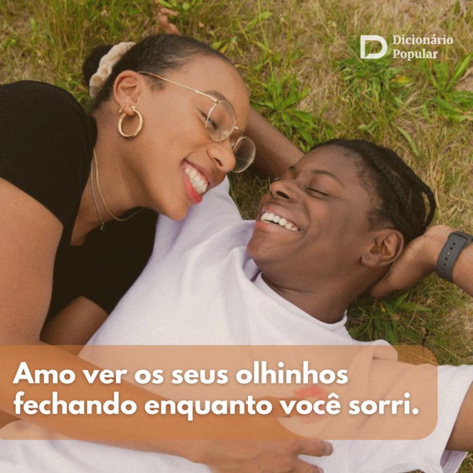 Casal deitado na grama sorri olhando um para o outro com sobreposição de texto de elogio para namorado