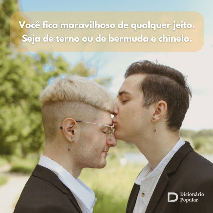 Homem beija a testa do outro, os dois vestidos de terno, sobrepostos por texto de elogio para namorado