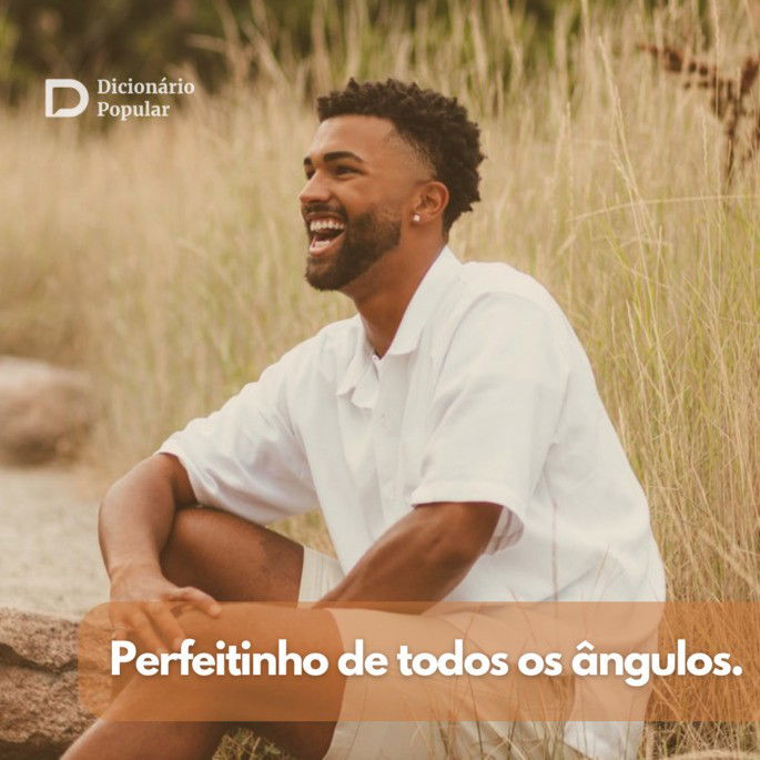 Homem sentado no chão com mato alto ao fundo sorri com sobreposição de texto de elogio para namorado