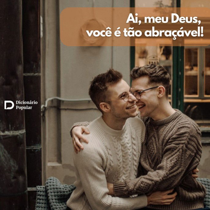 Dois rapazes de óculos se abraçam sentados sobrepsotos por texto com elogio para namorados