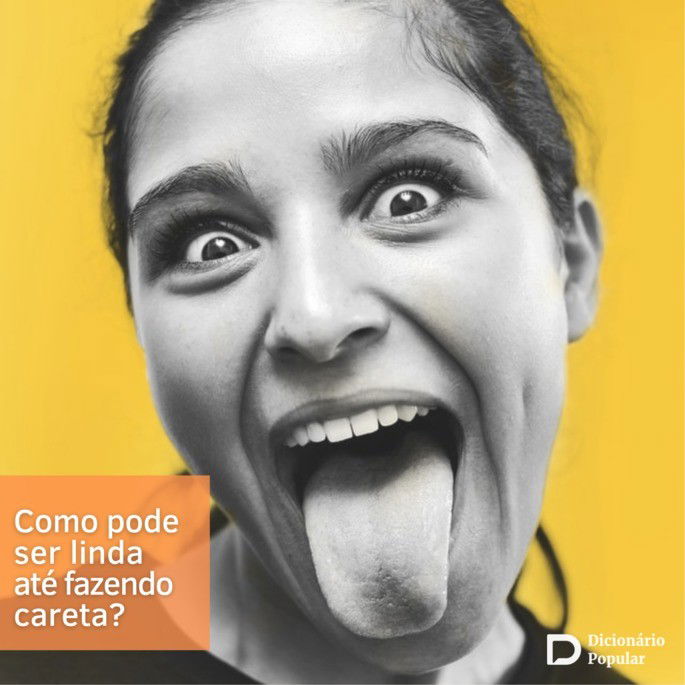 Menina mostra a língua com os olhos arregaladoss em fundo amarelo