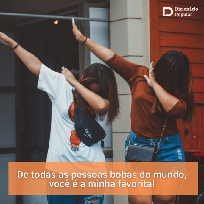Duas meninas cobrem o rosto com um dos braços, dançando