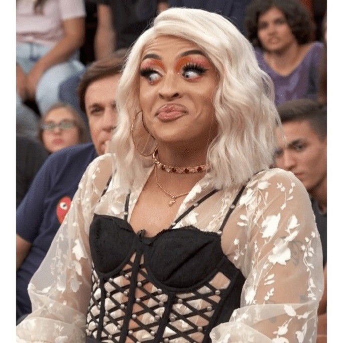 Meme com Pabblo Vittar fazendo cara engraçada