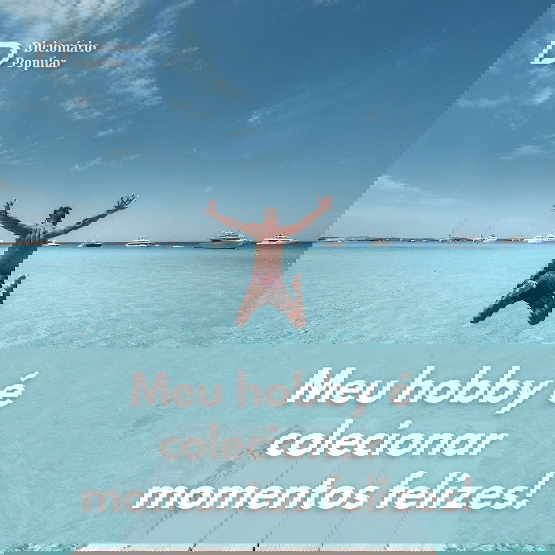 Homem pulando no mar de braços abertos com legenda sobreposta.