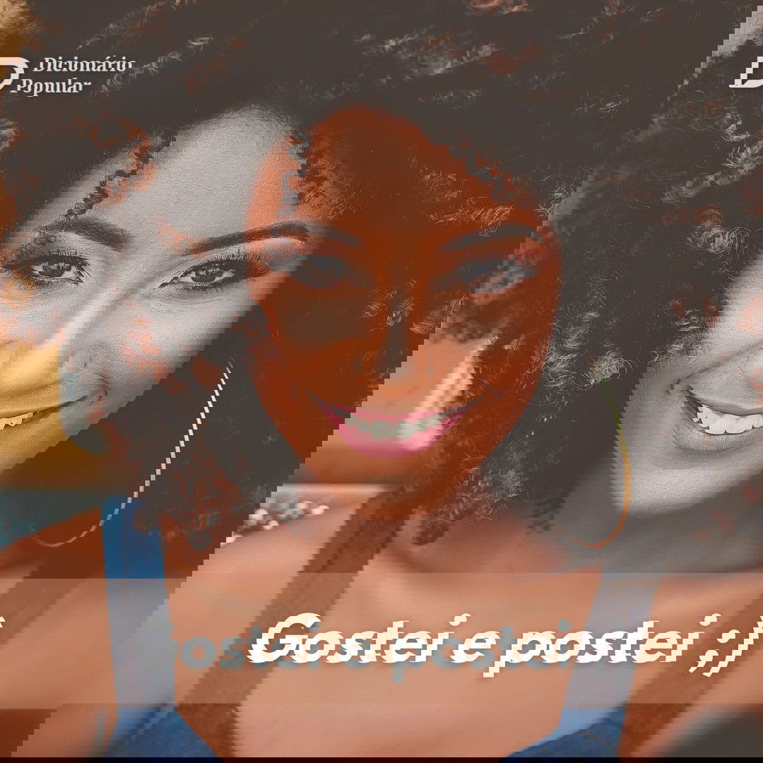 Muler sorridente com argola e blusa azul olha para a câmera