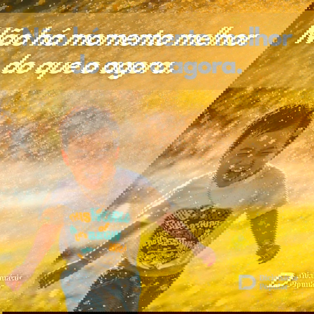 Menino sorridente corre por entre gotas d’água em cenário amarelado pela luz do sol