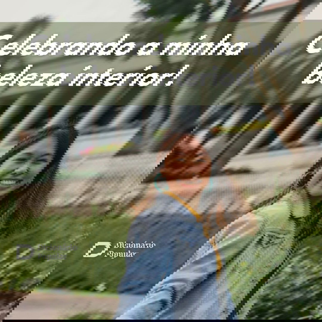 Mulher sorridente de jaqueta jeans e brinco de argolas em frente a prédio e jardim