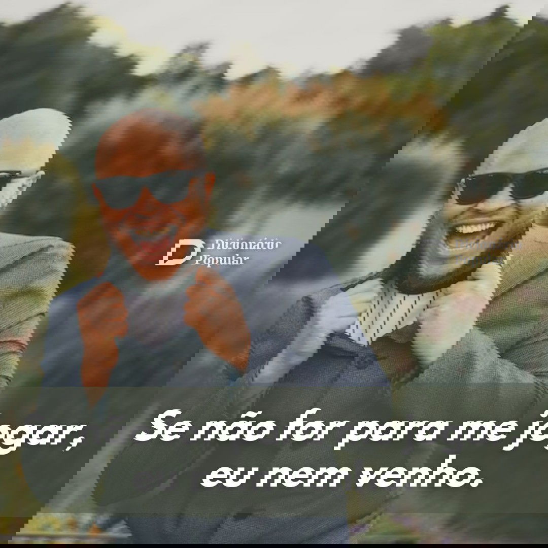 Rapaz sorridente de óculos escuros segura colarinho de blazer em frente a cenário de árvores