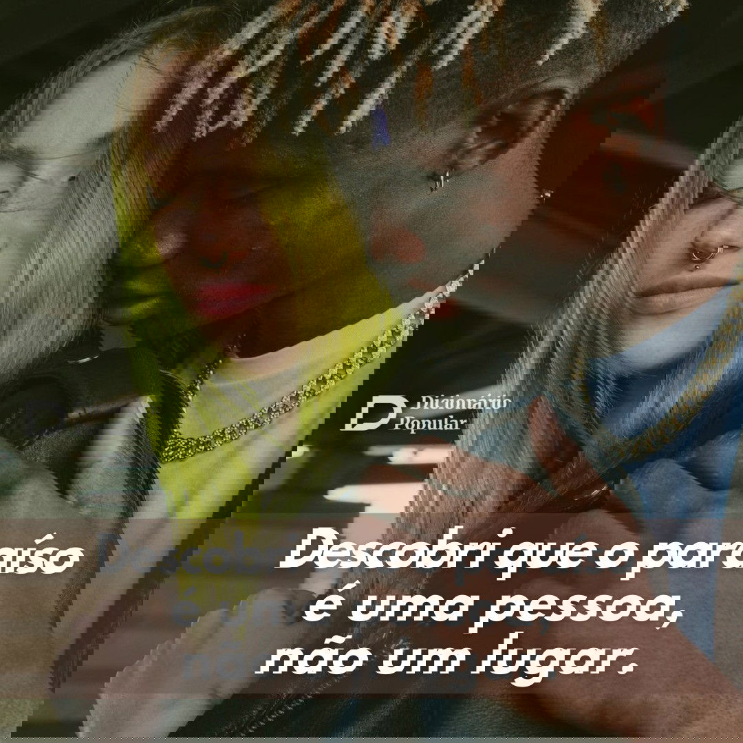 Homem abraça mulher por trás, os dois estão de olhos fechados.