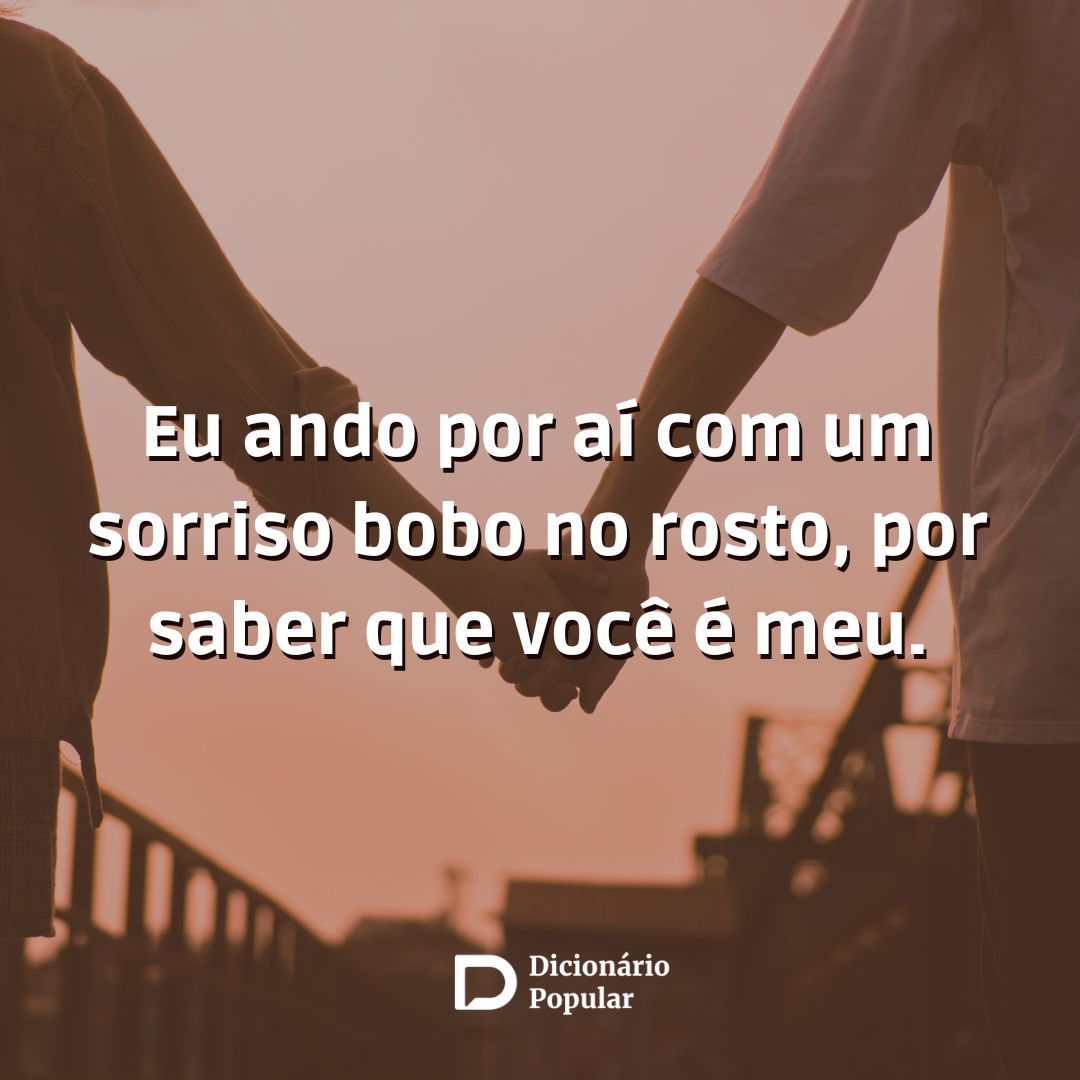 frases de amor - Imagem com a frase “Eu ando por aí com um sorriso bobo no rosto, por saber que você é meu."