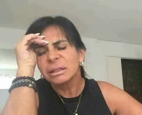 Gretchen com a mão na cabeça e cara de sofrimento