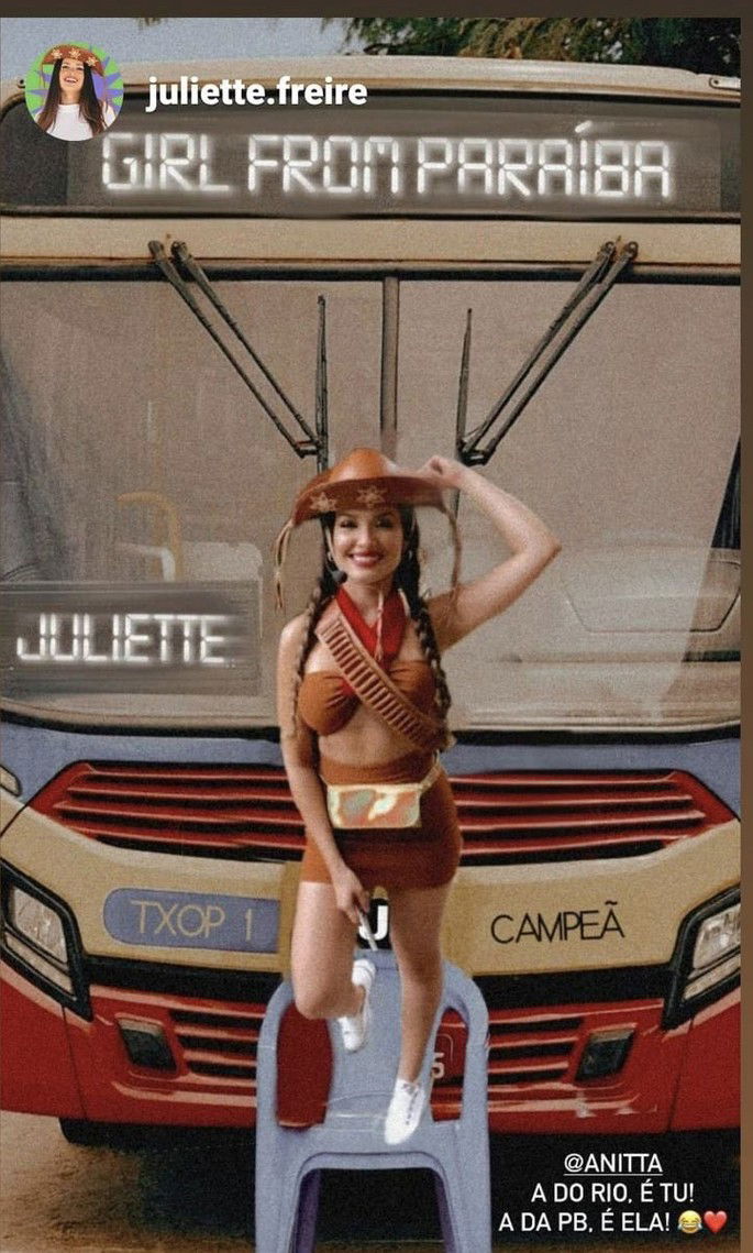 Juliette em pé em cima de cadeira de plástico em frente a ônibus