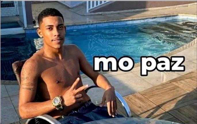 MC Poze posando na beira da piscina com a farse Mó paz
