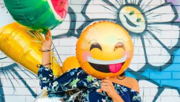 52 melhores frases com emojis para fotos para postar agora