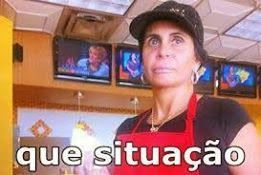 Meme com uniforme e boné vermelhos olhando sério para a câmera