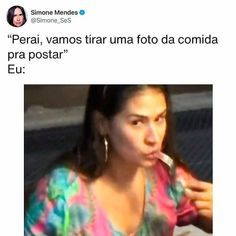memes - Fala de um amigo dizendo “Peraí, vamos tirar uma foto da comida para postar”. Abaixo tem A palavra “eu:" e a imagem de uma pessoa já comendo