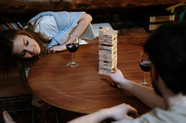 Casal jogando Jenga